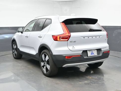 Used 2022 Volvo XC40 T4 Momentum FWD image 8