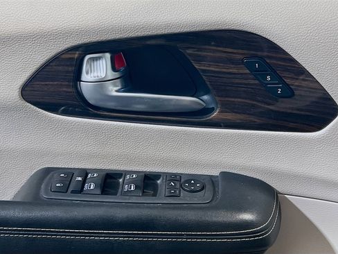 Used 2022 Chrysler Pacifica Limited FWD image 14