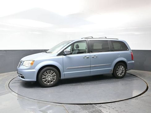 Used 2013 Chrysler Town & Country Touring-L w/ Driver Convenience Group FWD image 9