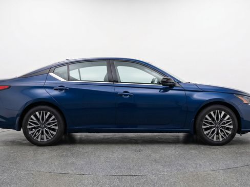 Used 2025 Nissan Altima 2.5 SV FWD image 11