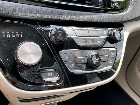 Used 2023 Chrysler Pacifica Touring-L FWD image 31