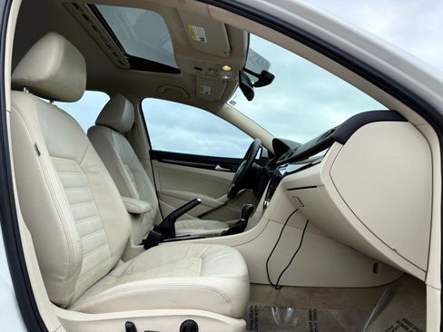 Used 2014 Volkswagen Passat 1.8T SEL Premium image 29