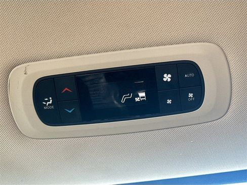 Used 2018 Chrysler Pacifica Touring-L image 25