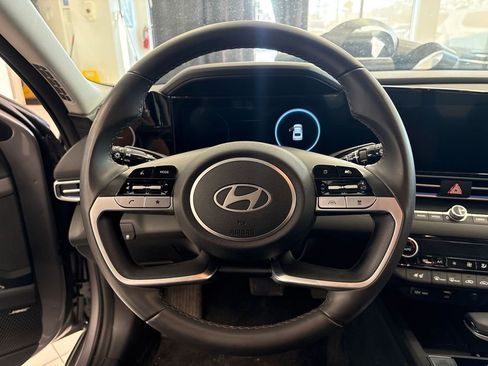 Used 2025 Hyundai Elantra Limited FWD image 17