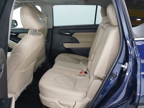Used 2025 Toyota Highlander XLE AWD/4WD image 19