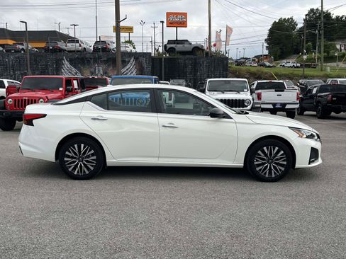 Used 2025 Nissan Altima 2.5 SV AWD/4WD image 4