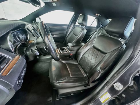 Used 2019 Chrysler 300 C RWD image 13