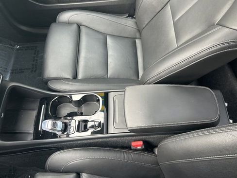 Certified 2025 Volvo XC40 B5 Plus AWD/4WD image 26