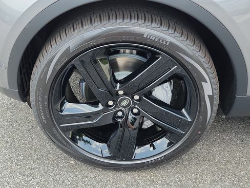 Used 2025 Land Rover Discovery S image 9