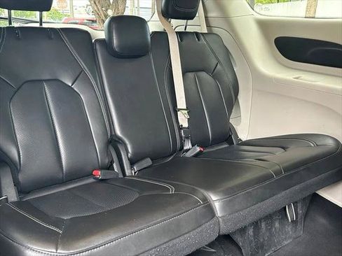 Certified 2023 Chrysler Pacifica Touring-L FWD image 37