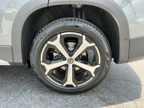 Certified 2025 Volkswagen Tiguan SE image 21