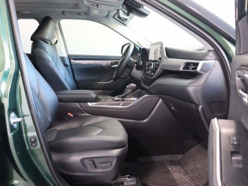Used 2025 Toyota Highlander Platinum image 21