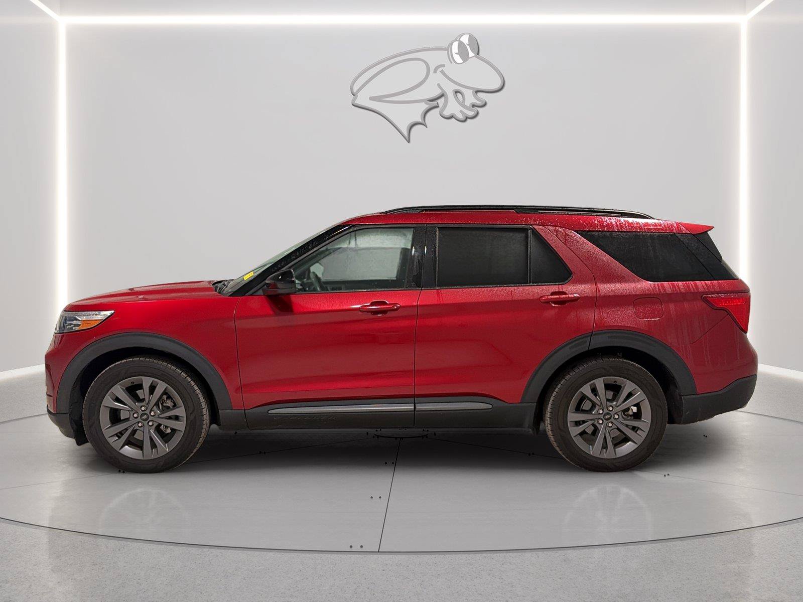 Used 2022 Ford Explorer XLT w/ Equipment Group 202A RWD image 2