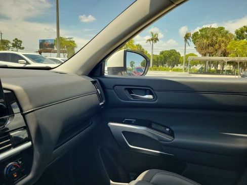 Certified 2024 Nissan Pathfinder SL FWD image 29