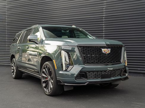 Used 2025 Cadillac Escalade ESV V AWD/4WD image 28