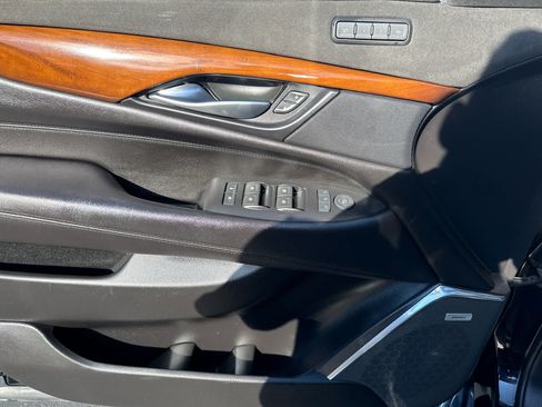 Used 2019 Cadillac Escalade Luxury AWD/4WD image 10