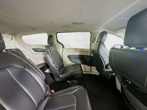 Used 2024 Chrysler Pacifica Touring-L image 25
