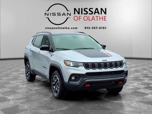 Used 2025 Jeep Compass Trailhawk AWD/4WD image 30