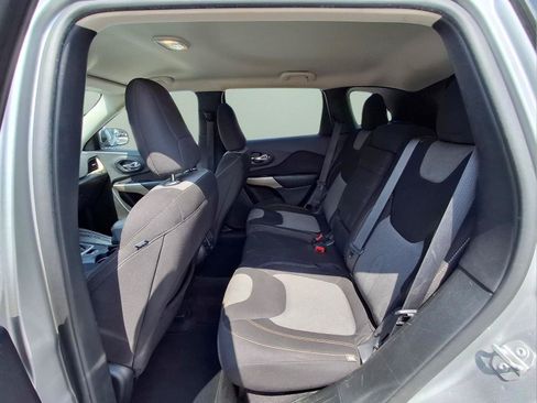 Used 2018 Jeep Cherokee Latitude w/ Altitude Package FWD image 13