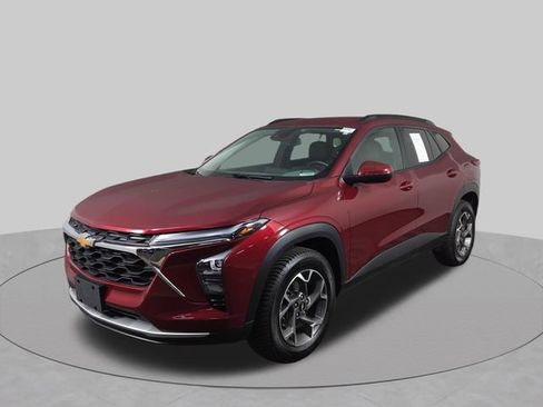 Used 2024 Chevrolet Trax LT w/ LT Convenience Package FWD image 2