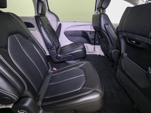 Used 2024 Chrysler Pacifica Touring-L image 20