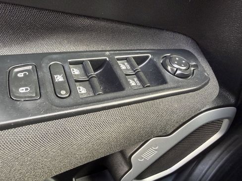 Used 2018 Jeep Renegade Latitude FWD image 16