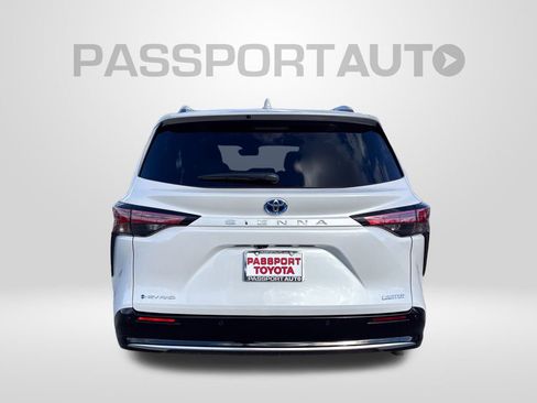 Used 2025 Toyota Sienna Limited image 6