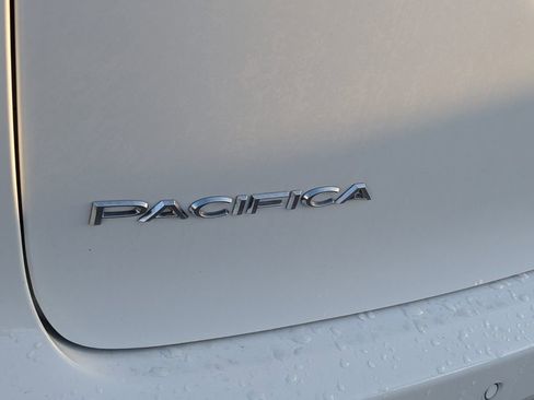 New 2026 Chrysler Pacifica Pinnacle w/ Trailer Tow Group AWD/4WD image 15