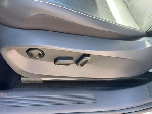 Used 2023 Volkswagen Tiguan SE FWD image 1