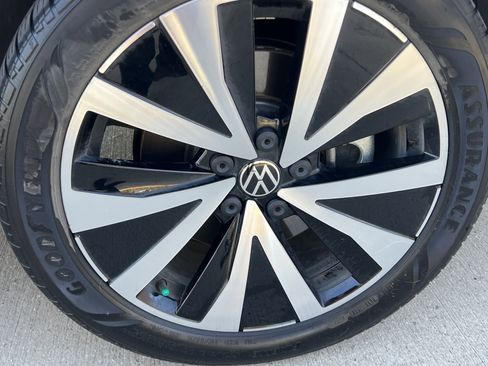 Certified 2022 Volkswagen Taos SE w/ Panoramic Sunroof Package image 12