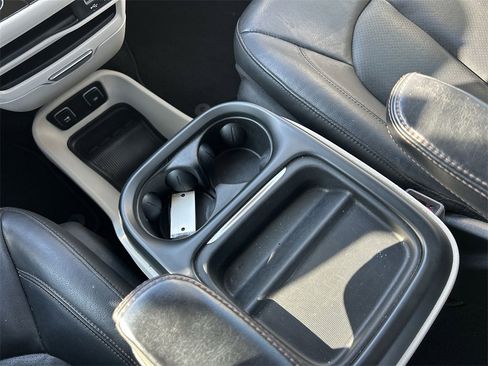 Used 2020 Chrysler Pacifica Touring-L image 26