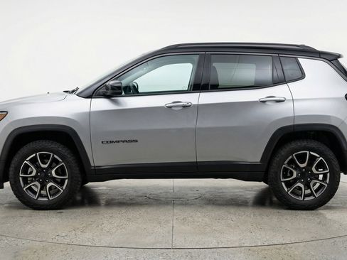 Used 2025 Jeep Compass Trailhawk AWD/4WD image 5