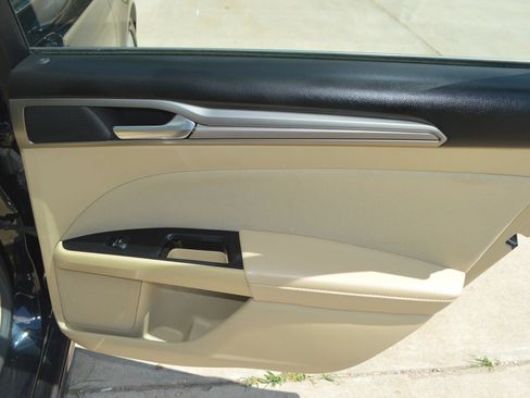 Used 2016 Ford Fusion SE FWD image 24