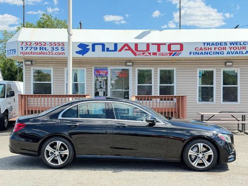Used 2017 Mercedes-Benz E 300 4MATIC image 3