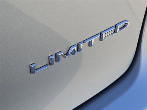 Used 2024 Chrysler Pacifica Limited image 8