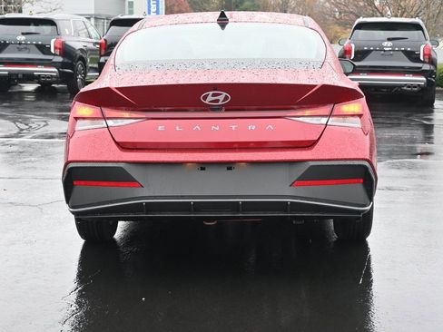 Certified 2025 Hyundai Elantra SE image 5