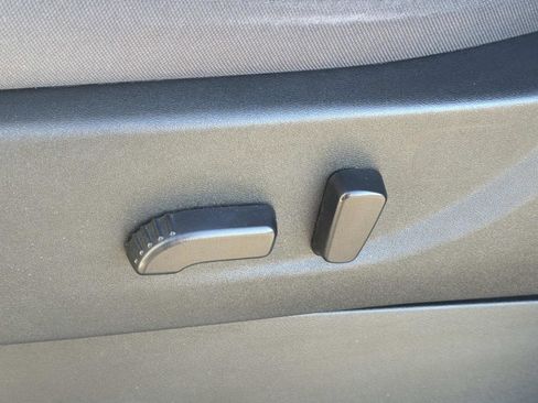 Used 2024 Nissan Frontier SV image 18