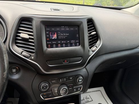 Used 2019 Jeep Cherokee Latitude Plus AWD/4WD image 21