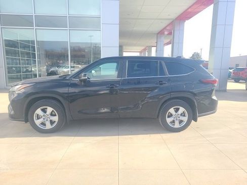 Used 2024 Toyota Highlander LE image 4