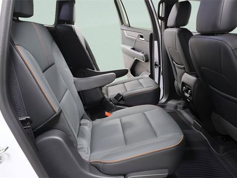 Used 2024 GMC Acadia AT4 image 31