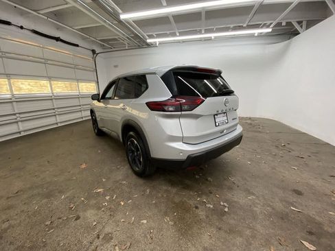 Used 2024 Nissan Rogue SV image 4