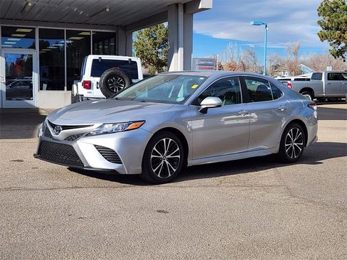 Used 2018 Toyota Camry SE image 4