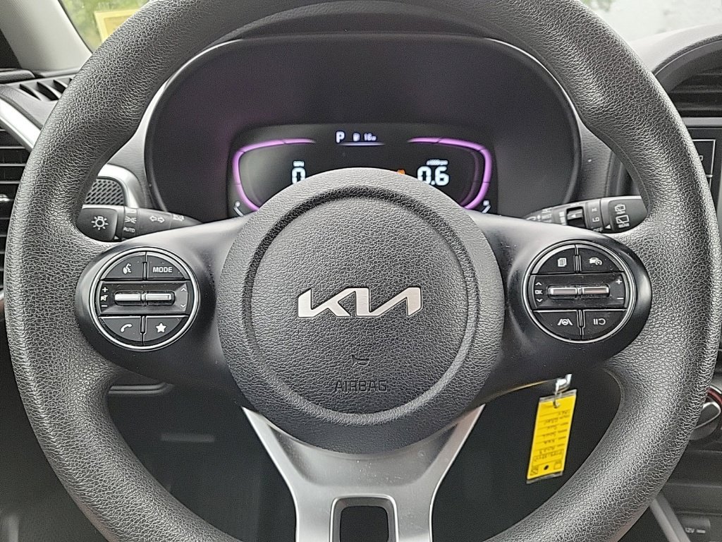 Used 2023 Kia Soul LX w/ LX Technology Package FWD image 9