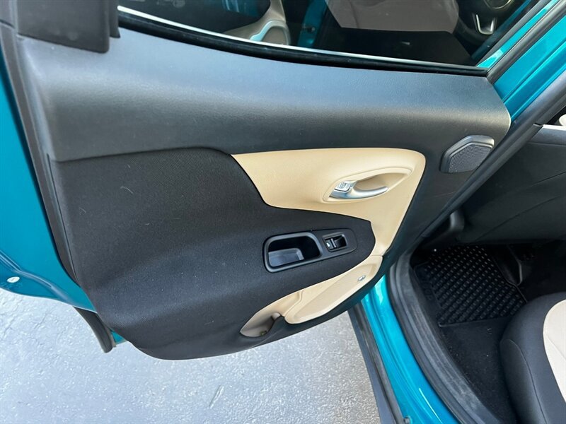 Used 2019 Jeep Renegade Latitude w/ Safety & Security Group II AWD/4WD image 18