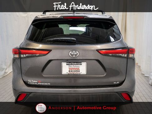 Used 2022 Toyota Highlander XLE FWD image 4