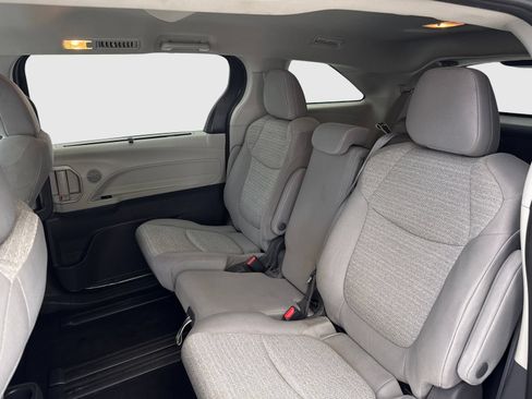 Used 2021 Toyota Sienna LE FWD image 36
