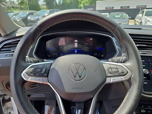 Used 2023 Volkswagen Tiguan SE w/ Panoramic Sunroof Package FWD image 20