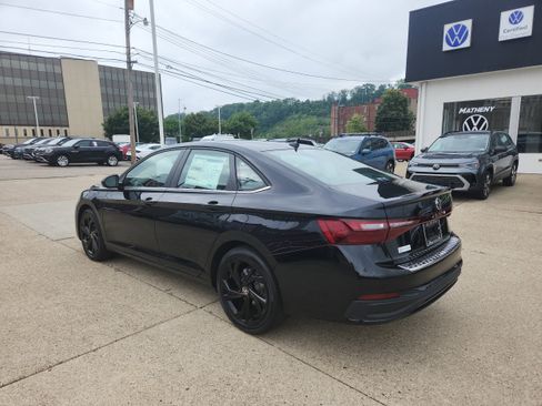 New 2025 Volkswagen Jetta SE image 3