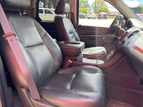 Used 2012 Cadillac Escalade Luxury AWD/4WD image 21
