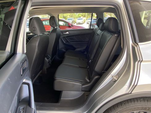 Used 2023 Volkswagen Tiguan SE w/ Panoramic Sunroof Package FWD image 29